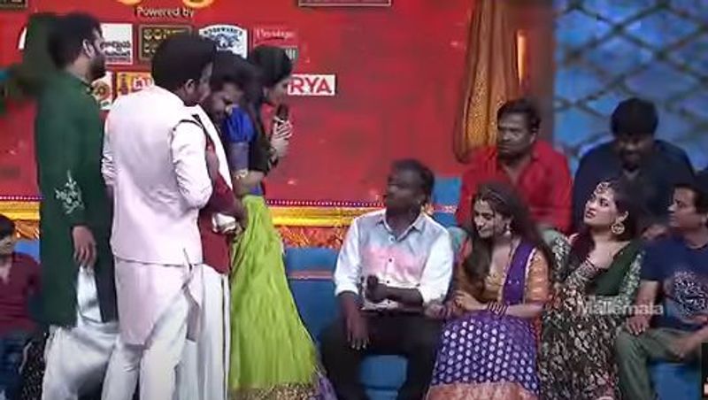 jabardasth varsha fire on immanuel he is with new girl roja strong warning