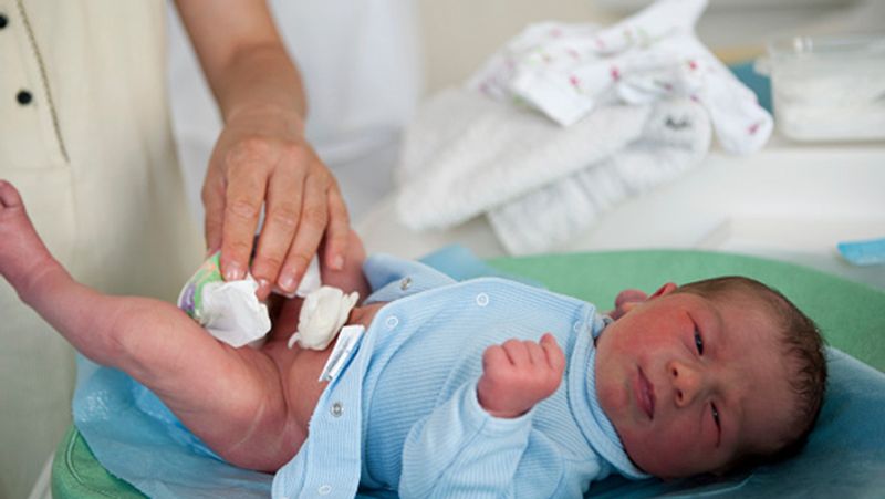 Expert told that the child feet should not be raised while changing the nappy