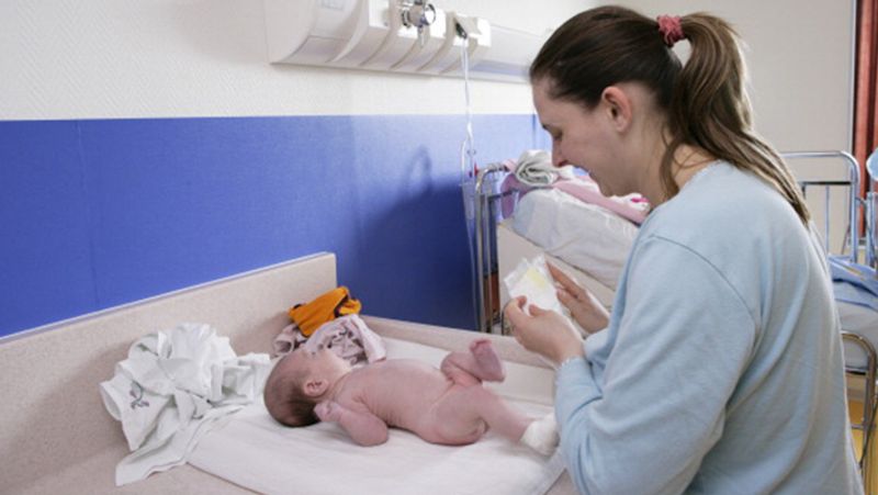 Expert told that the child feet should not be raised while changing the nappy