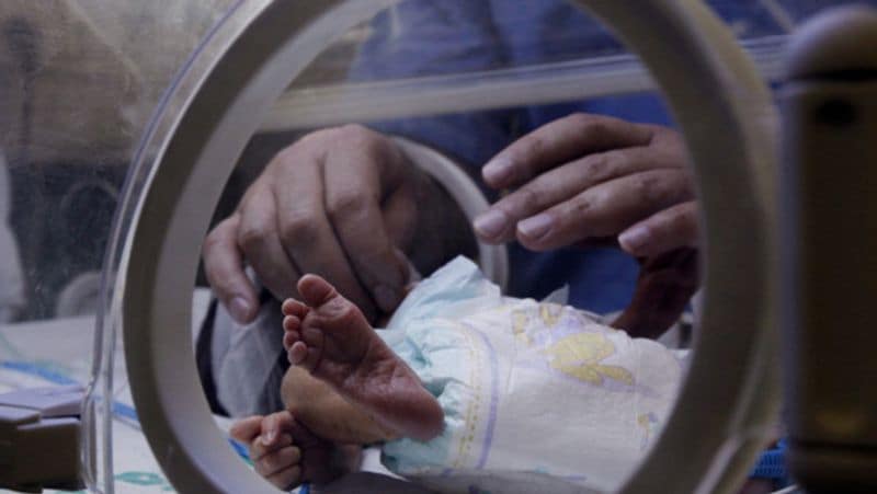 Expert told that the child feet should not be raised while changing the nappy