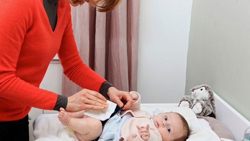 Expert told that the child feet should not be raised while changing the nappy