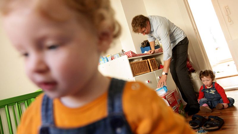 Expert told that the child feet should not be raised while changing the nappy