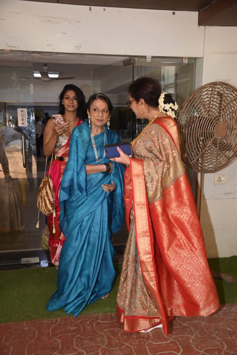 Tanuja spent Durga Ashtami with family member in mumbai bmm
