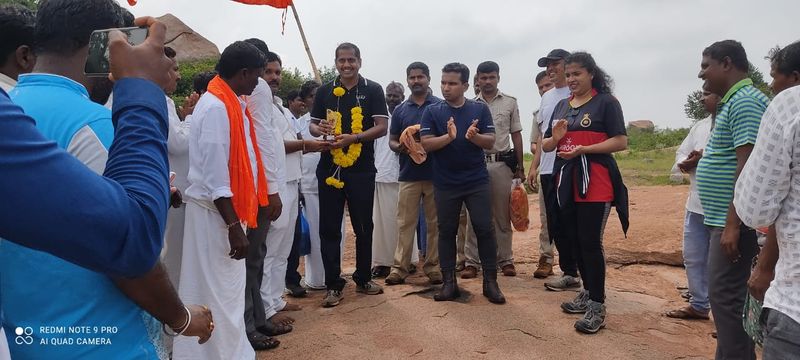 Koppal DC Vikas Kishore Suralkal Visits Kummatadurga Hilll on Horse in Gangavati grg