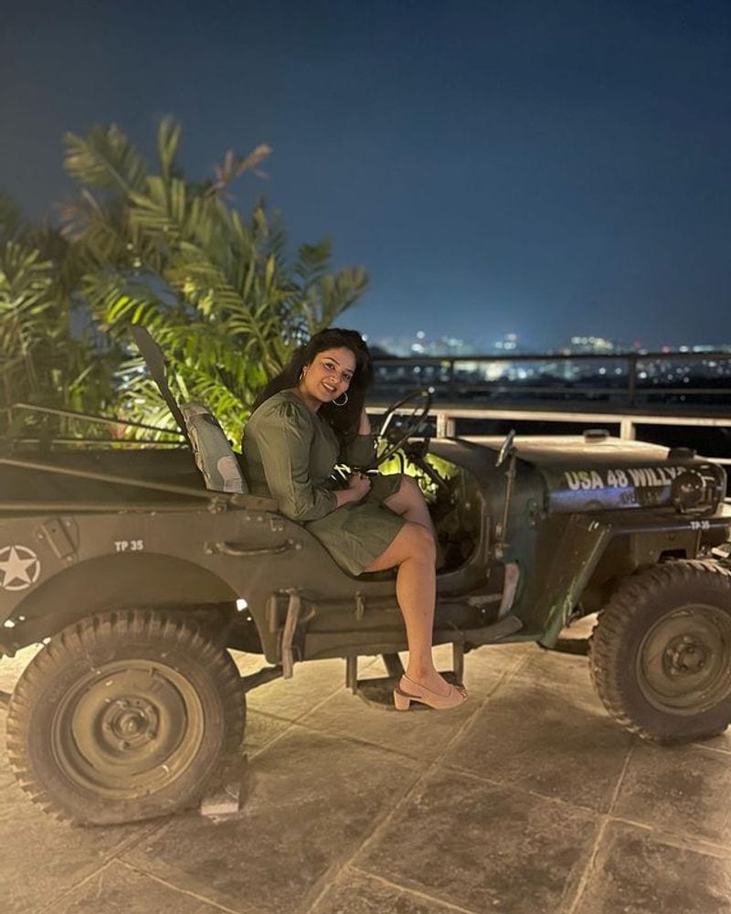 Sreemukhi stunning poses in short gown goes viral