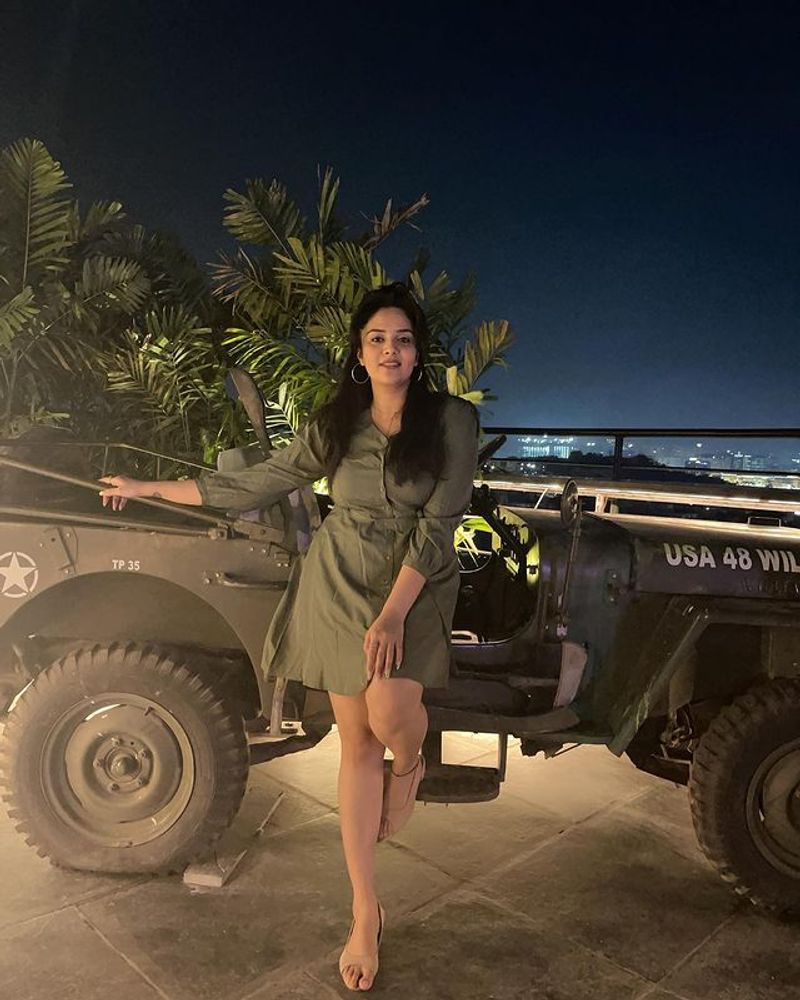 Sreemukhi stunning poses in short gown goes viral