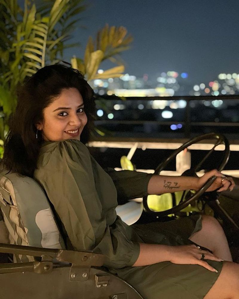 Sreemukhi stunning poses in short gown goes viral