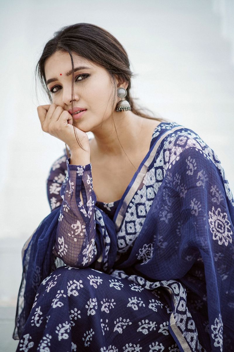Serene beauty Actress Vanibhojan simple makeup latest photoshoot