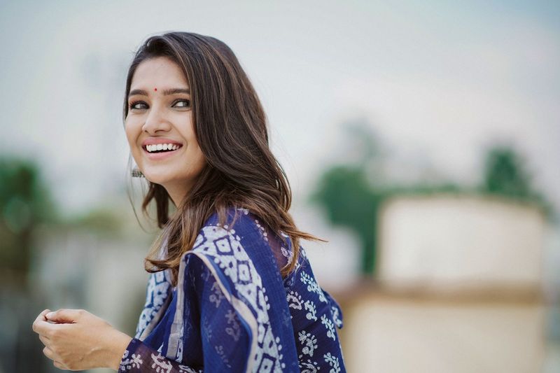 Serene beauty Actress Vanibhojan simple makeup latest photoshoot