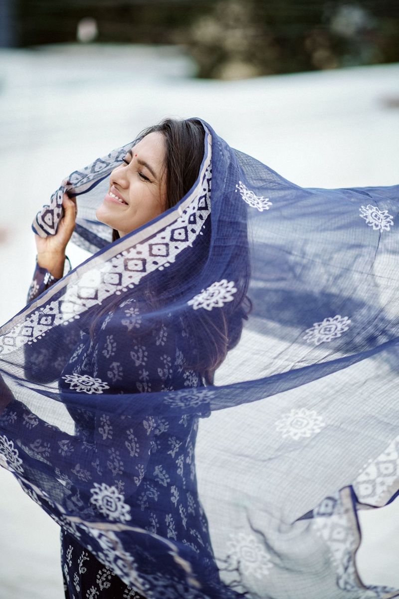 Serene beauty Actress Vanibhojan simple makeup latest photoshoot