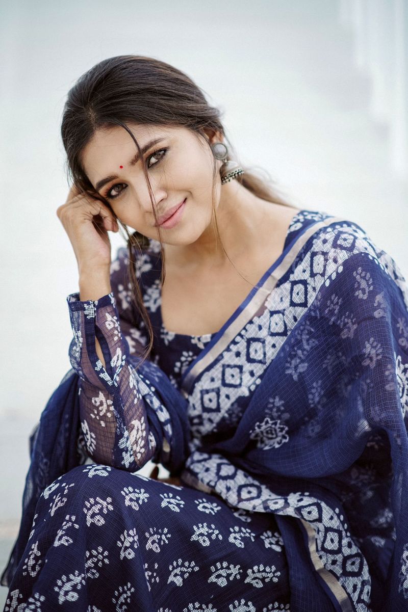 Serene beauty Actress Vanibhojan simple makeup latest photoshoot