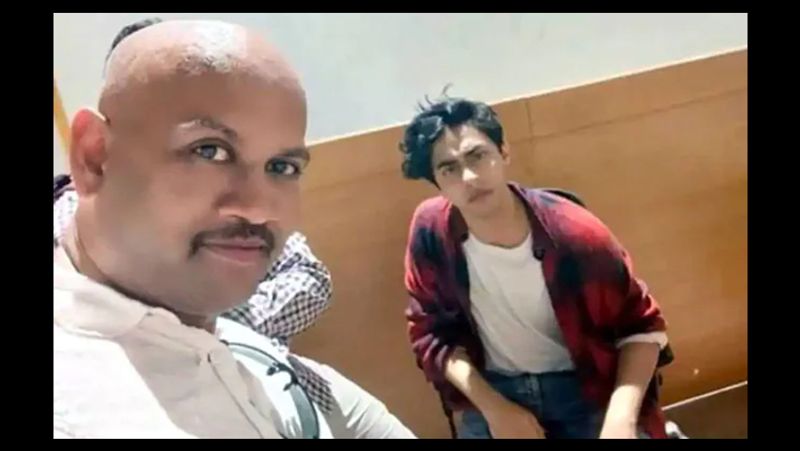 Fake News NCB officer Sameer Wankhede slaps Shahrukh Khan son Aryan