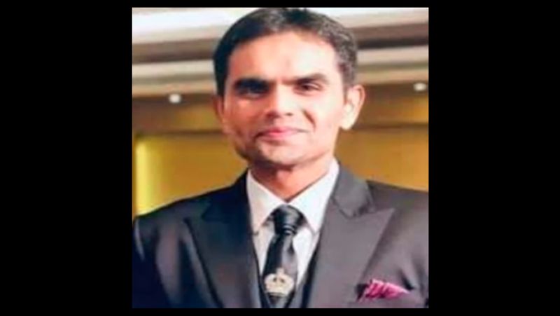 Fake News NCB officer Sameer Wankhede slaps Shahrukh Khan son Aryan