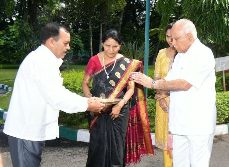 BS yediyurappa performs Ayudha pooja at cauvery residence snr