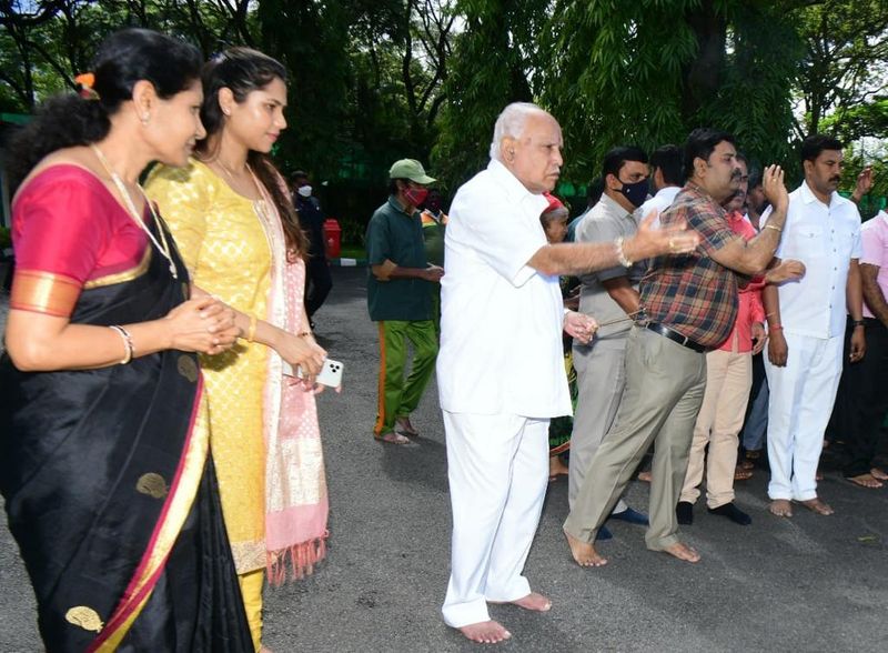 BS yediyurappa performs Ayudha pooja at cauvery residence snr
