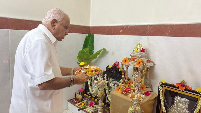 BS yediyurappa performs Ayudha pooja at cauvery residence snr