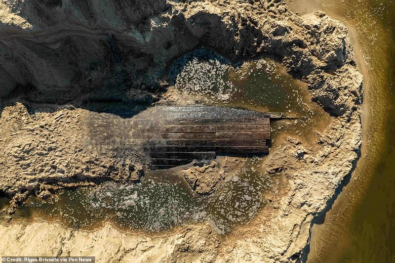 Latvia excavates a 200 year old British warship