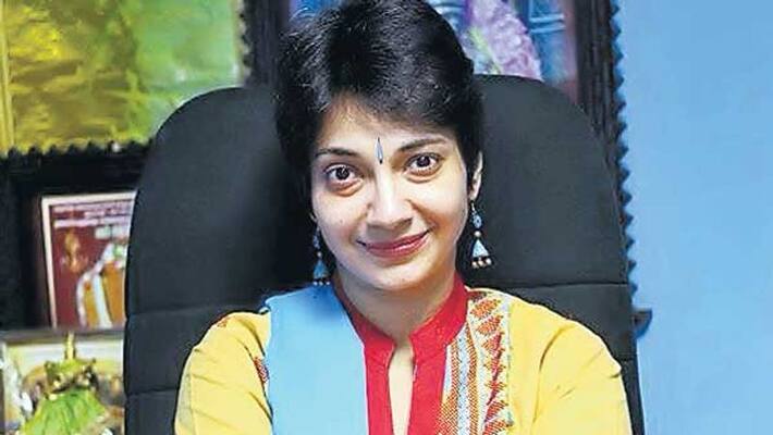 Officers sealed the Actor yg Mahendran daughter Madhuvanthi house Officers sealed the Actor yg Mahendran daughter Madhuvanthi house