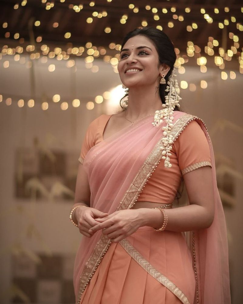 Information about the heroine of the Dhanush starring nanea varuven movie directed by selvarahavan