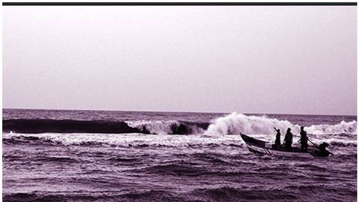 three fishermen missing after fiber boat accident in malappuram three fishermen missing after fiber boat accident in malappuram