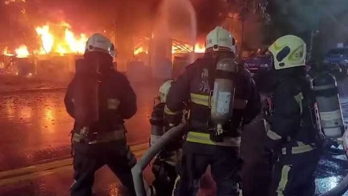 13 மாடி கட்டிடத்தில் பயங்கர தீ விபத்து.. 46 பேர் உடல் கருகி துடிதுடித்து  உயிரிழந்த பரிதாபம்..! | southern Taiwan Kaohsiung city fire...46 people dead