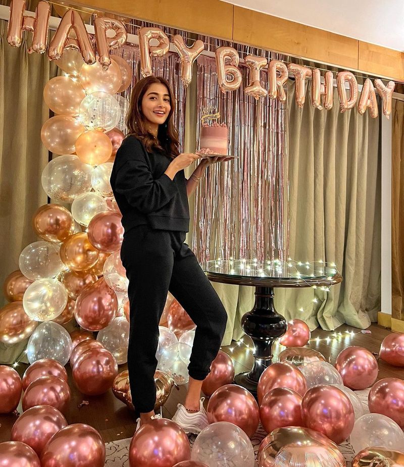 pooja hegde mesmerizing in black wear in her birthday celabration pics viral
