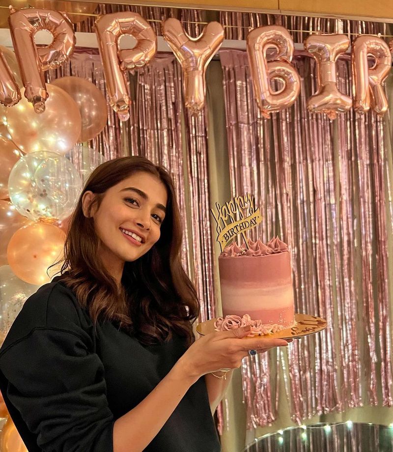 pooja hegde mesmerizing in black wear in her birthday celabration pics viral