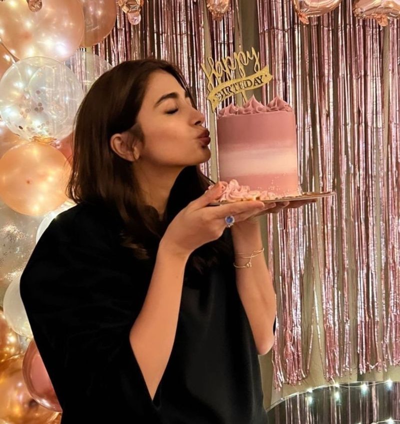 pooja hegde mesmerizing in black wear in her birthday celabration pics viral