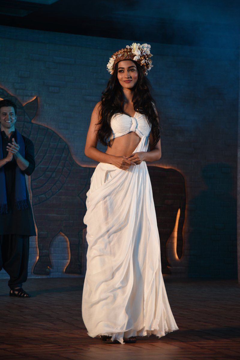 pooja hegde mesmerizing in black wear in her birthday celabration pics viral