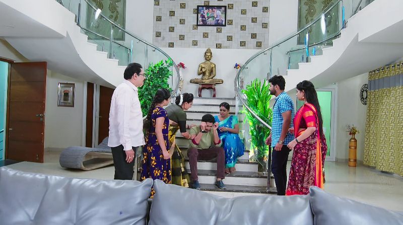 Karthik breaks down after over hearing hima's words In todays karthika deepam serial episode