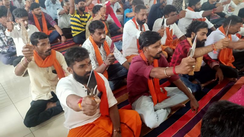 Distribution of Knife from Bajrang Dal to Hindu Activists in Mangaluru grg