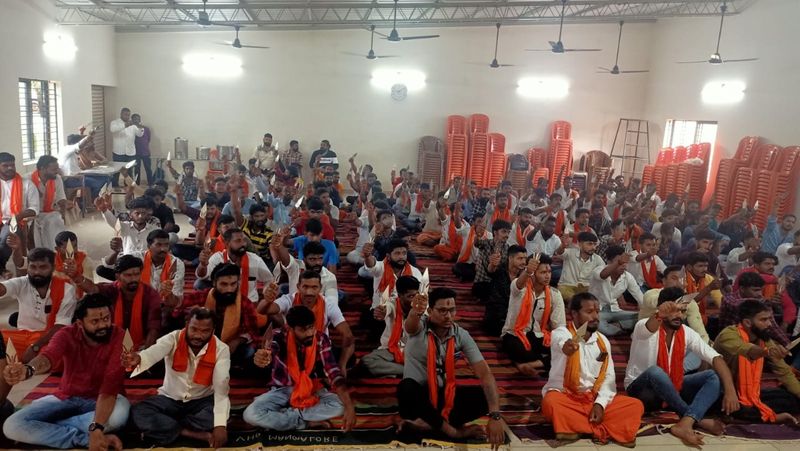 Distribution of Knife from Bajrang Dal to Hindu Activists in Mangaluru grg