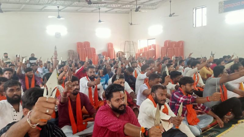 Distribution of Knife from Bajrang Dal to Hindu Activists in Mangaluru grg