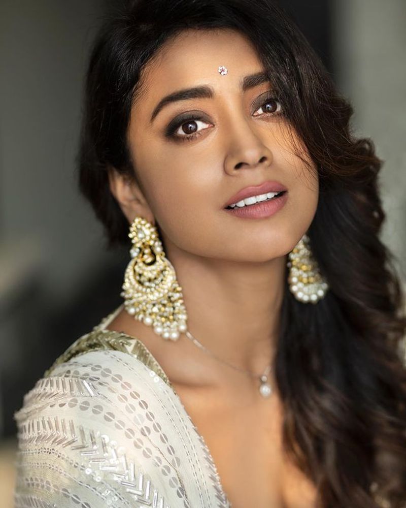 Shriya Saran beautiful photos treat to her fans