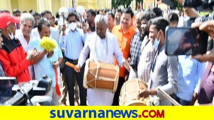 Minister ST Somashekhar Enjoy in Mysuru Dasara grg Minister ST Somashekhar Enjoy in Mysuru Dasara grg