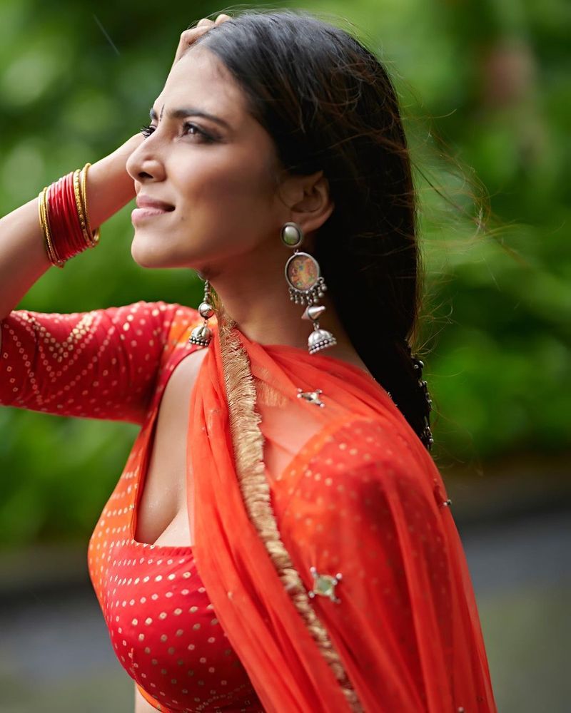malavika mohanan festival treat with hot show latest pics killing