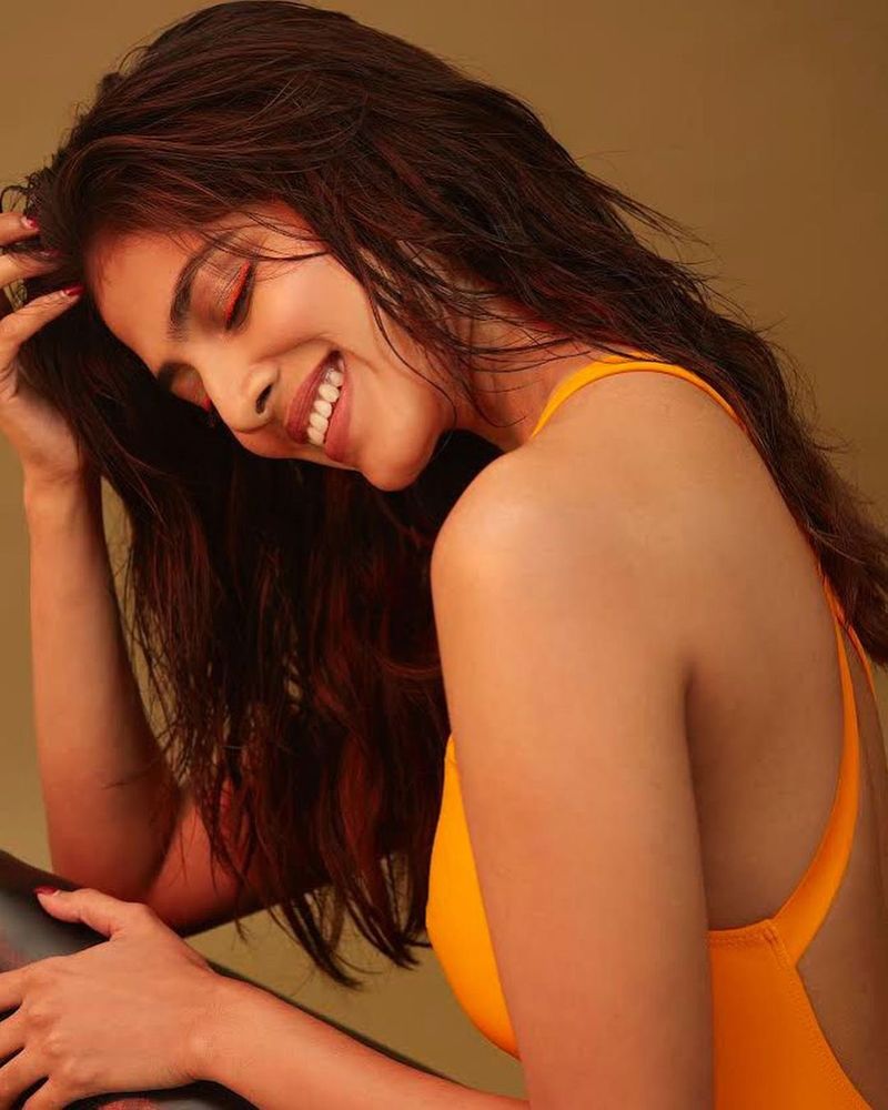 malavika mohanan festival treat with hot show latest pics killing