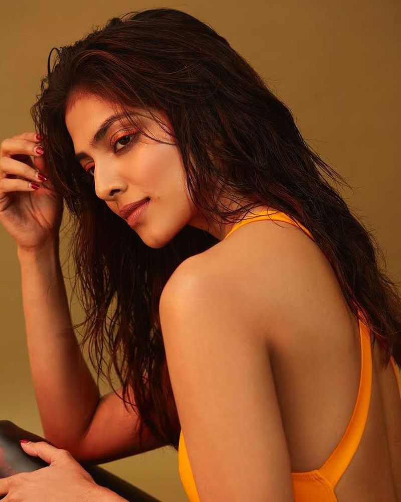 malavika mohanan festival treat with hot show latest pics killing
