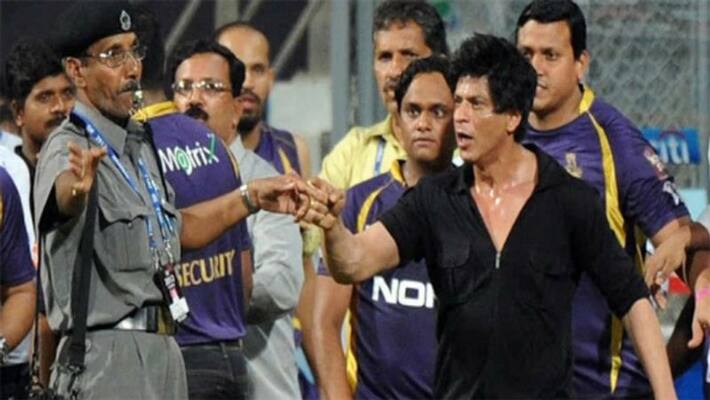 I stand naked ... Do you look funny? Shah Rukh Khan's antics ..! I stand naked ... Do you look funny? Shah Rukh Khan's antics ..!