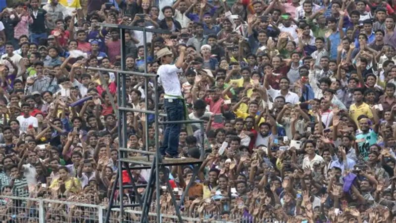 IPL2021 Final: Shah Rukh Khan unavailable for CSK vs KKR match due to Aryan Khan drug case, see his epic photos from stadiums