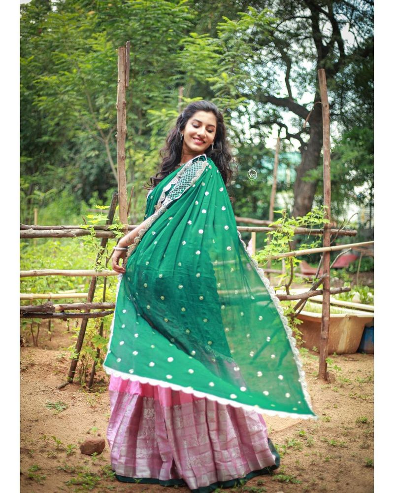 vishnu priya dasara treat rises heat in half saree look at her