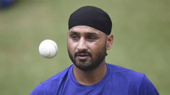 Harbhajan Singh play Gully Cricket and Aakash chopra provides commentary, Video went Viral In Social Media Harbhajan Singh play Gully Cricket and Aakash chopra provides commentary, Video went Viral In Social Media