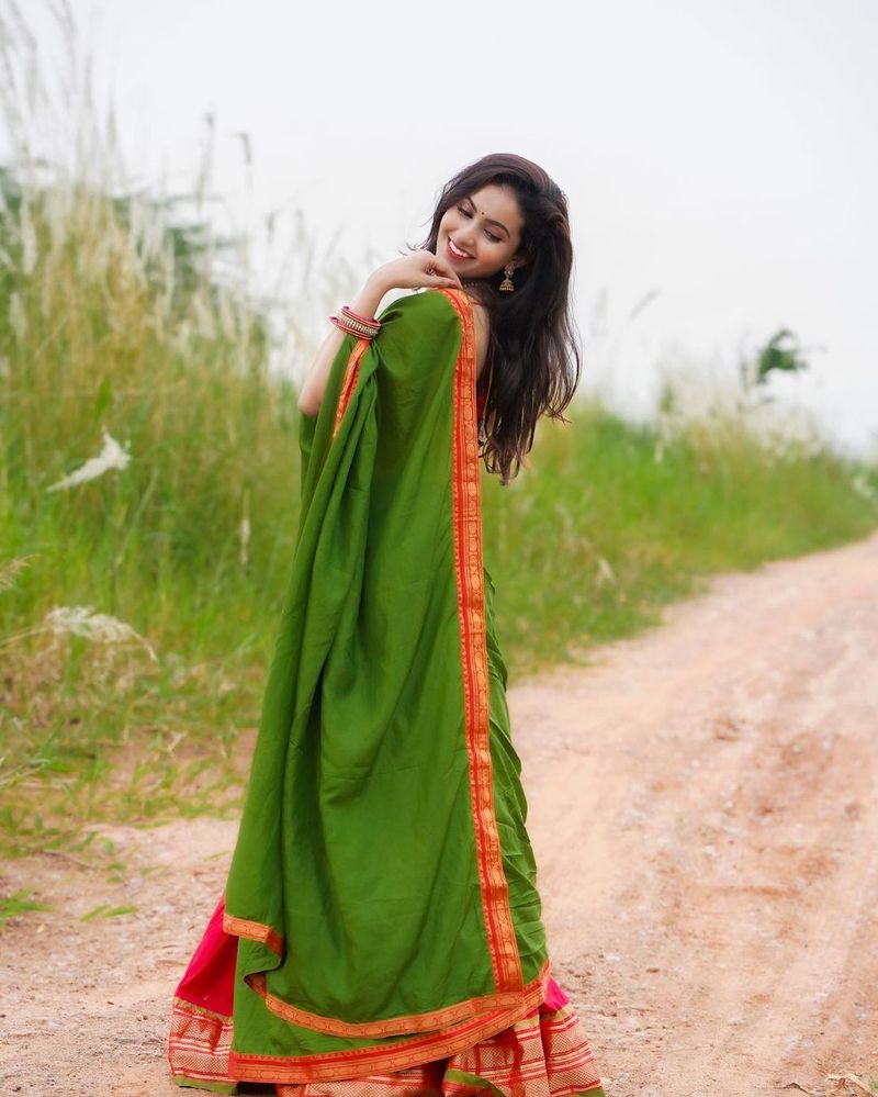 young anchor deepika pilli festive treat sizzles in traditional wear