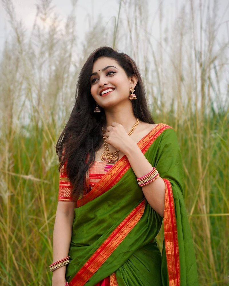 young anchor deepika pilli festive treat sizzles in traditional wear