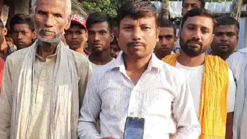 Bablu Mandal Plumber Laborer in Katihar Bihar has Won a Crorepati Reward by Playing in IPL Dream 11 App