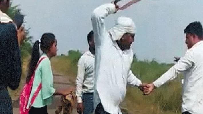Daughter found walking with friend; Father hit the youth with kicks, punches and belt in madhapradesh Daughter found walking with friend; Father hit the youth with kicks, punches and belt in madhapradesh