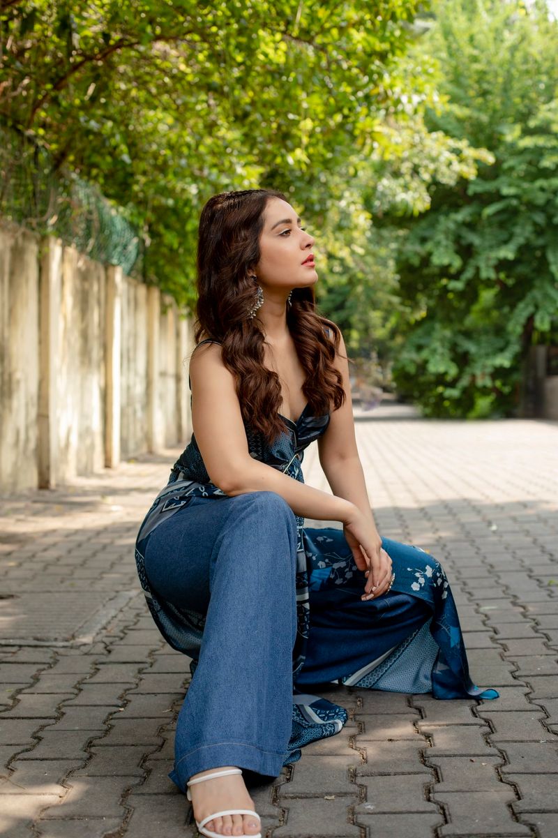 raashi khanna goes sleeveless her latest photo shoot gone viral