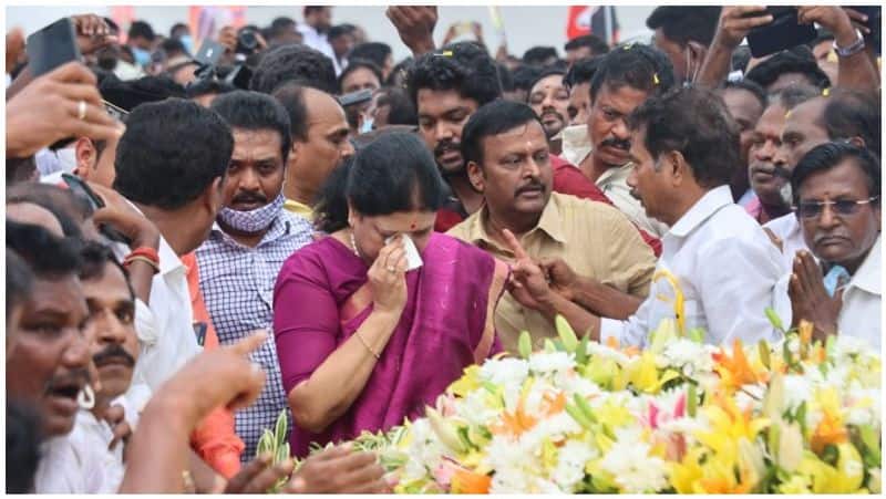 Salem district ADMK officials complain that Sasikala should not be given permission to garland the statue of MGR