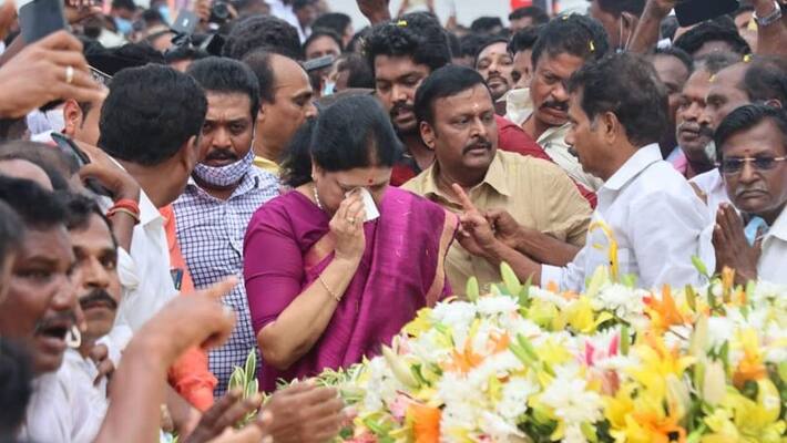 Sasikala tears at J memorial .. Long live Chinnamma .. Sky splitting slogan .. Trembling Marina. Sasikala tears at J memorial .. Long live Chinnamma .. Sky splitting slogan .. Trembling Marina.