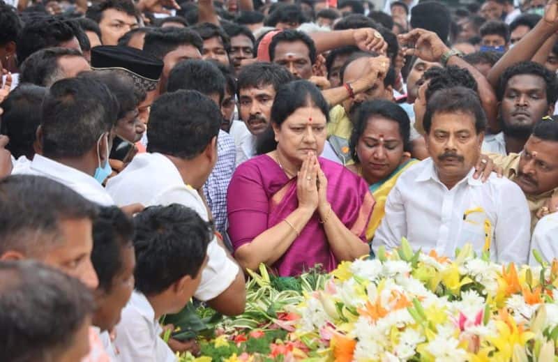 Sasikala who came out in a hurry.. OPS-EPS who secured 15 bouncers,  500 people for AIADMK headquarters.